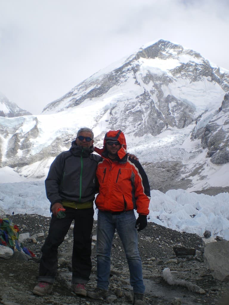 Марин и Нешо пред базовия лагер в подножието на Еверест - 5340 м