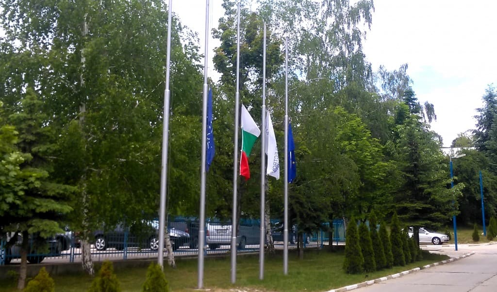 Спуснатите знамена в Индустриален парк "Оптикоелектрон"