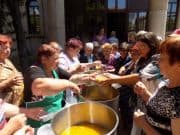 Илинденски курбан раздаваха днес в Стрелча