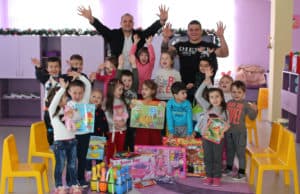 Будни панагюрци зарадваха с играчки децата от „Първи юни“ и „Райна Княгиня“