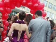 На пиедестал са жестовете! Трета красива бална рокля търси своята притежателка!