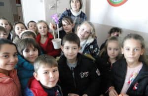 Първокласници зарадваха с мартенички децата от „Брезичка“