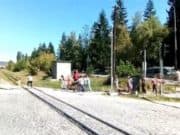 Лудост: Учителки превеждат деца пред идващ влак!