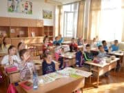 Всеки първолак получи „родолюбива тетрадка“ от „Асарел-Медет“ АД