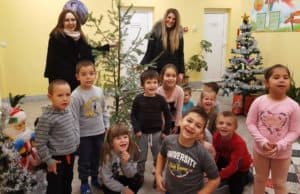 Ротаракт клуб – Панагюрище дари коледни елхички на детски градини и социални институции