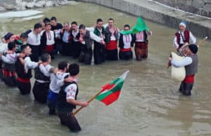 За пета година „Луда Яна“ закипя от мъжкото хоро в Панагюрище на Йордановден (ВИДЕО)