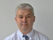 Водещият уролог – доц. д-р Цветин Генадиев, оперира в „Уни Хоспитал“