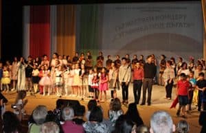 ЦПЛР-Панагюрище представи годишната си продукция „С усмивка под дъгата“