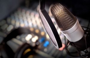 Кой чете приказки в понеделник вечер?