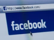 Не, „Фейсбук“ няма да направи всички снимки публични от утре