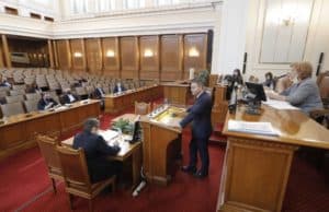 Държавата, а не работодателите, ще плаща всички осигуровки по мярката 60/40