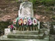 Граждани, фирми и институции се поклониха пред паметника в м.“Оборище“