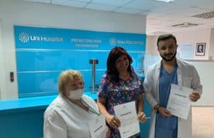 Д-р Синиша Дукоски, мед. сестра Мариана Калбурова и санитар Тотка Куйкина с благодарност от „Уни Хоспитал“