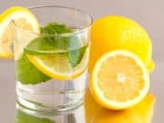 Защо трябва да пиете по една чаша вода с лимон на гладно всеки ден?