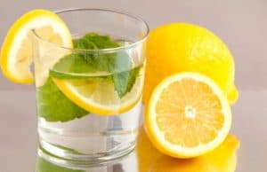 Защо трябва да пиете по една чаша вода с лимон на гладно всеки ден?