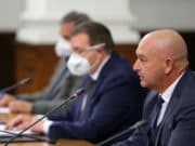 От петък вечерта до 21 декември: Затварят всички училища, градини, молове, фитнеси, заведения