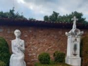 Почистиха паметниците, намиращи се в двора на къща музей „Райна Княгиня“