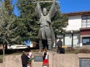 В Баня се поклониха пред паметника на Поп Груйо