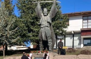 В Баня се поклониха пред паметника на Поп Груйо