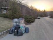 Добрите дела: Група младежи чистят околностите на Панагюрище