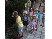 Децата от ДГ „Мечо Пух“ – с.Оборище се включиха в почистването на двора