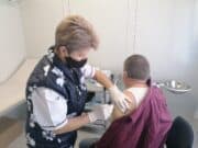 Държавата с финансови стимули за активна ваксинация срещу COVID-19 на възрастните хора