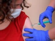 „Дойче веле“: Лекари печелят огромни пари от ваксинации срещу коронавируса в Германия