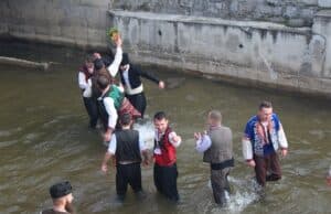 3 655 лв събраха младежите, които скачаха за кръста на Йордановден