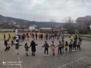 С беседа и хоро в ОУ „Свещеник Недельо Иванов” отбелязаха Деня на розовата фланелка