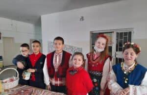 В ОУ „Проф. Марин Дринов“ откриха благотворителен базар за мартенички