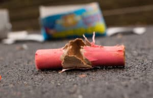 Скандално! Президентът на Левски Чепинци хвърля бомбичка и бутилка към дете!