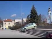 Шофьор слезе с колата си по стълбите на мемориала „Априлци“