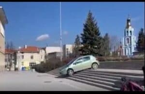 Шофьор слезе с колата си по стълбите на мемориала „Априлци“