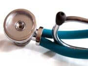 11 въпроса към здравеопазването, което допуска връзването на деца, настанени сами в болница