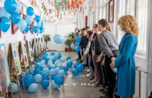 В ОУ „Двайсти април“ бе открита изложбата „Синя магия“