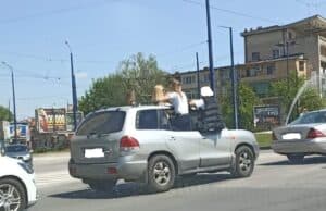 Полицията глоби абитуриенти – висяли на прозорците на движещ се джип