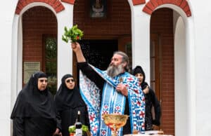 Отец Атанас Манолов отслужи водосвет по случай храмовия празник на параклиса в „Асарел-Медет“ АД