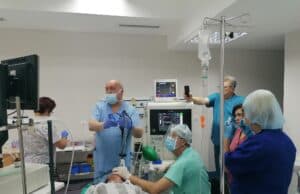 Гръдни хирурзи от „Уни Хоспитал“ помогнаха на 46-годишен мъж, глътнал зъбната си коронка