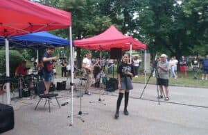 Класът по китара и барабани с концерт в парка китара