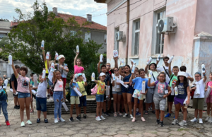 Панагюрски деца почистиха градинката и пътеката до паметник „Черешово топче“