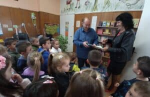 Децата от група „Мечо Пух“ и група „Пчеличка“ участваха в Празник на книгата в Общинската библиотека