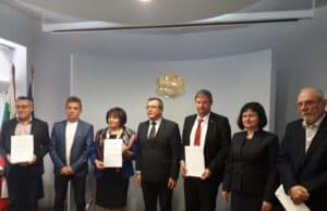 ПОДПИСАН Е НОВ КОЛЕКТИВЕН ДОГОВОР В СИСТЕМАТА НА СРЕДНОТО ОБРАЗОВАНИЕ