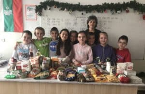 Ученици от ОУ „20 април“ дариха хранителни продукти за БЧК