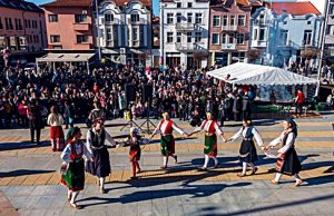 Панагюрска коледна наздравица събра стотици на централния площад