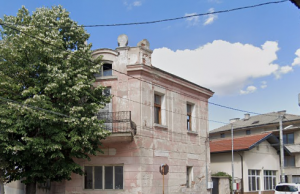 Общината обяви на търг знакова сграда, която от години се руши