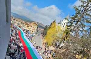 110-метров трибагреник украси мемориала „Априлци“ на Трети март