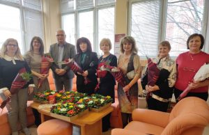 С цветя, бонбони и много усмивки започна началото на работния ден в РЗИ