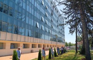 8 дръвчета посади екипът на МБАЛ „Уни Хоспитал“ по повод 8-та годишнина от откриването на болницата