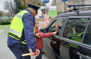 Служителите от сектор „Пътна полиция“ проведоха съвместни инициативи с ръководствата на детски градини и училища свързани с пътната безопасност