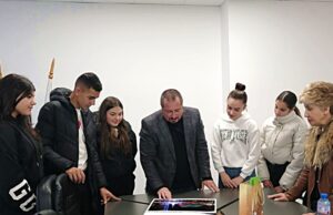 Ученици от Професионалната гимназия с изненада за кмета